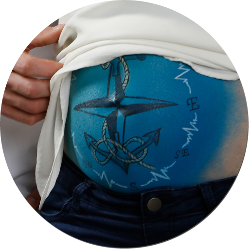 Bodypainting: Anker, Herzkurve und Kompass auf Babybauch
