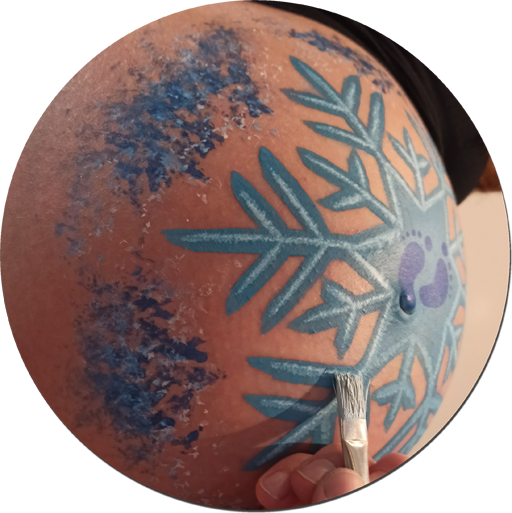 Bodypainting: Schneeflocke auf Babybauch